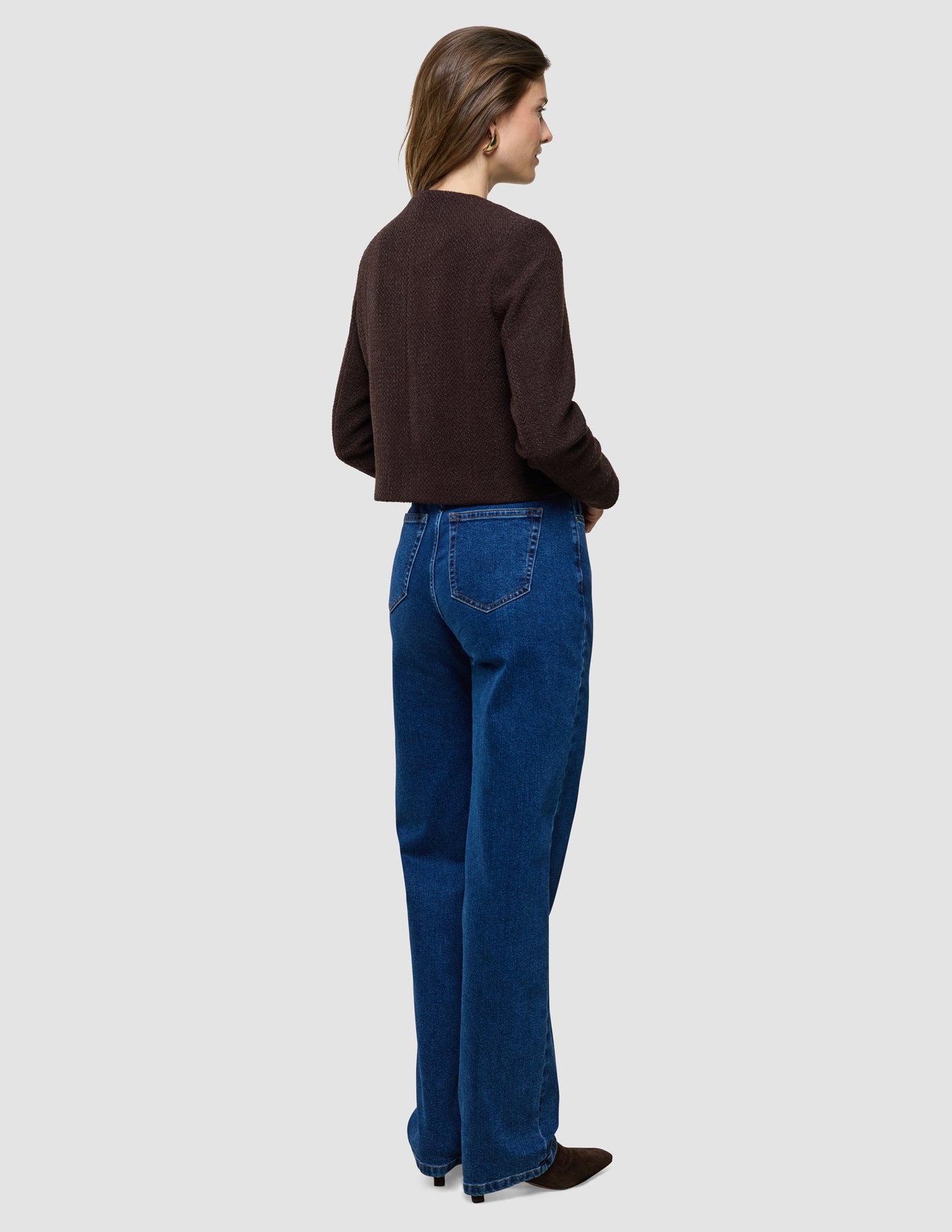 Sorae Blazer i Espresso, kvinde set fra siden i helfigur.